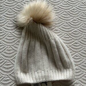 Auxiliary 100% Cashmere Beanie • Aritzia 🤍